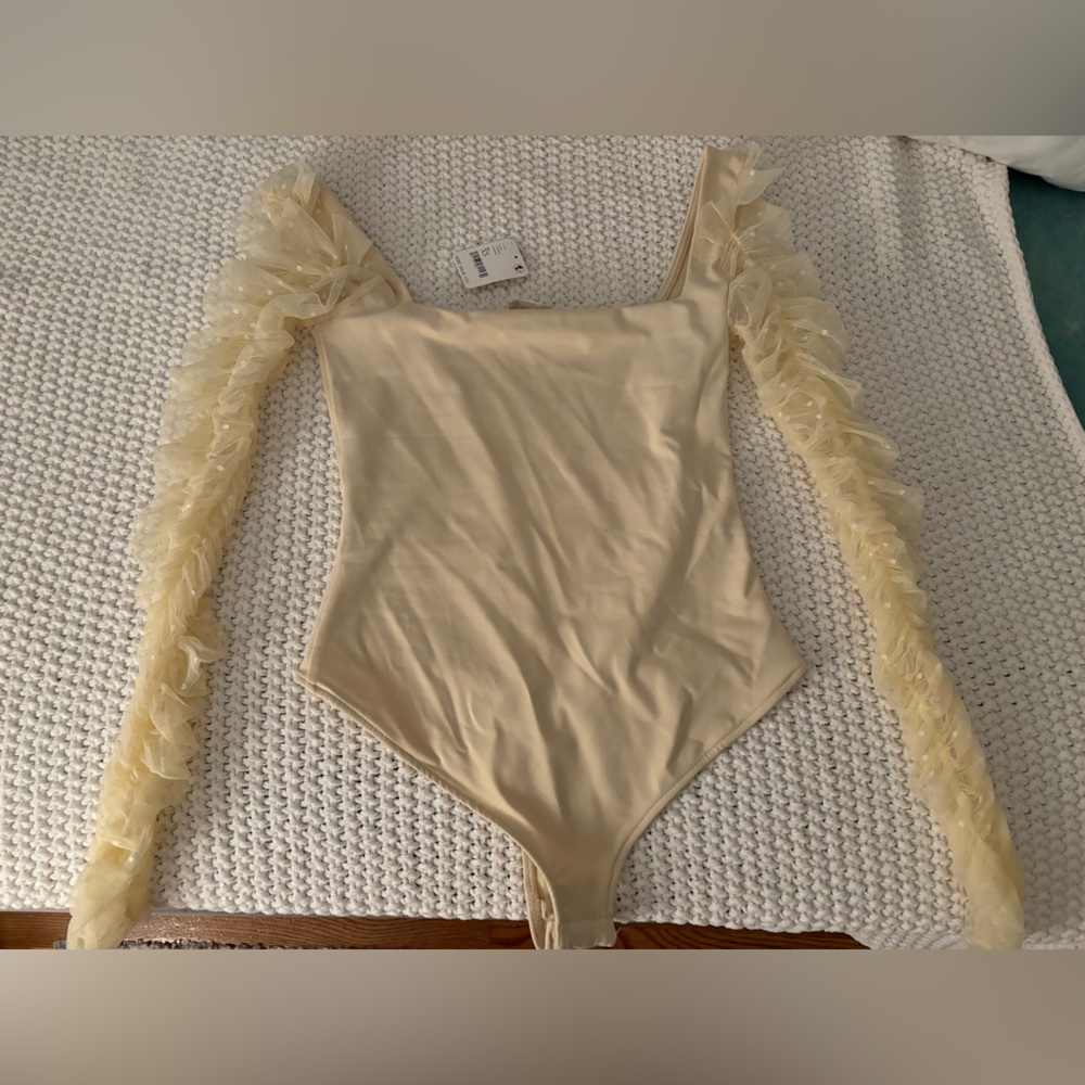 Bloomingdale’s NEVER worn mesh sleeve bodysuit cream color